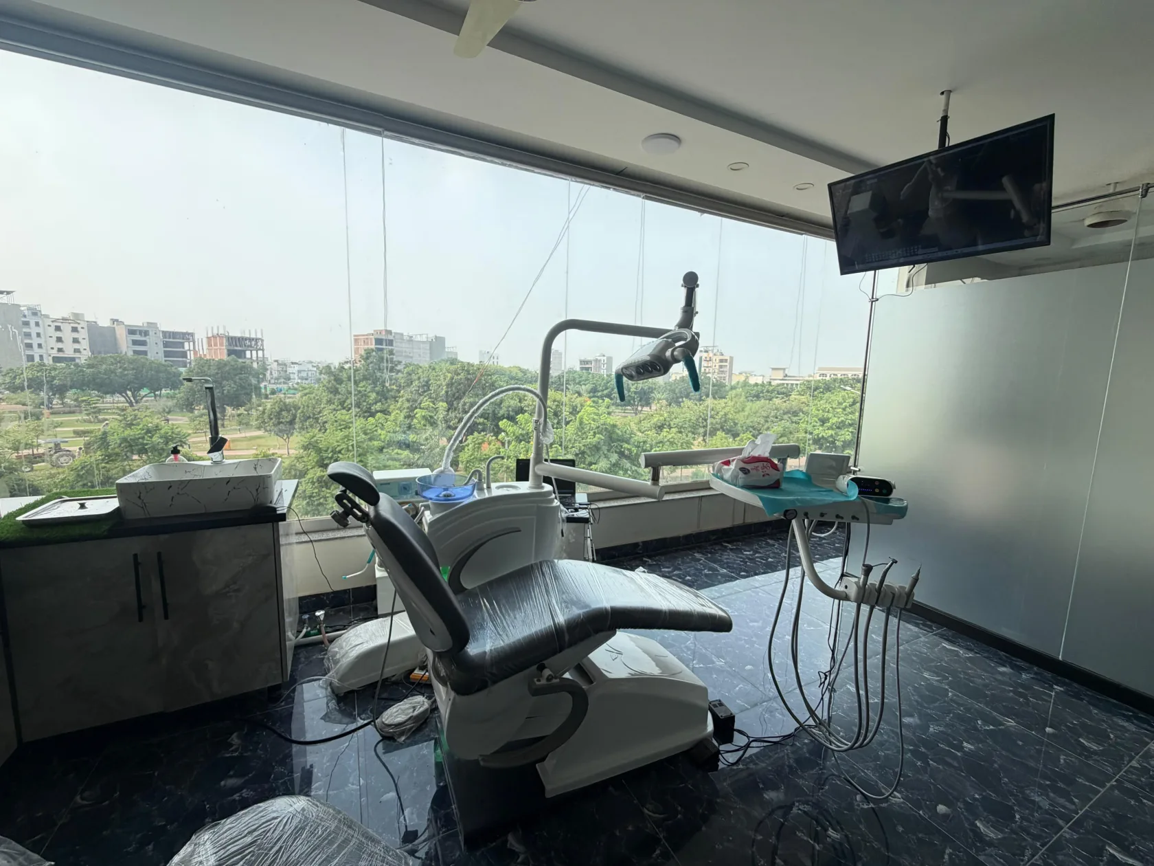 Dental chair and treatment equipment in the SK SMILES clinic